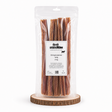 Futter24 Ochsenziemer lang 250g auf kleiner Holzplatte